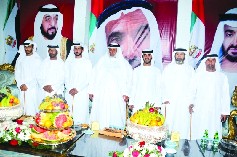 "علي بن مانع الشامسي ونجله مانع وعبد الله بن سعيد الكتبي والعريسان محمد ومطر الكتبي وعدد من الحضور"