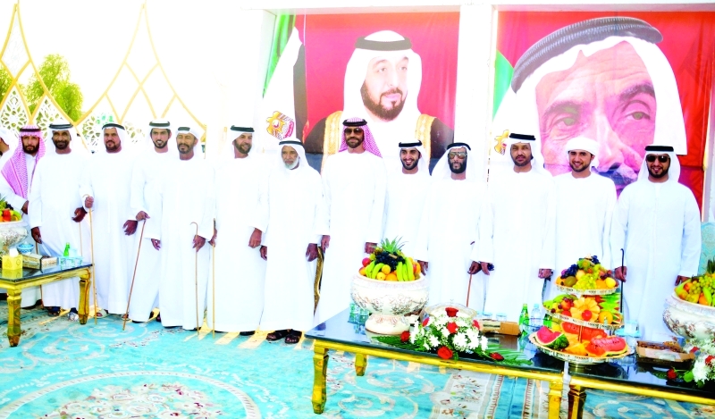 "علي بالرشيد الكتبي ومبارك بن علي الكتبي وسعيد بالكيلة العامري والعريسان محمد عبد الله ومطر سالم الكتبي وجمع من الحضور"