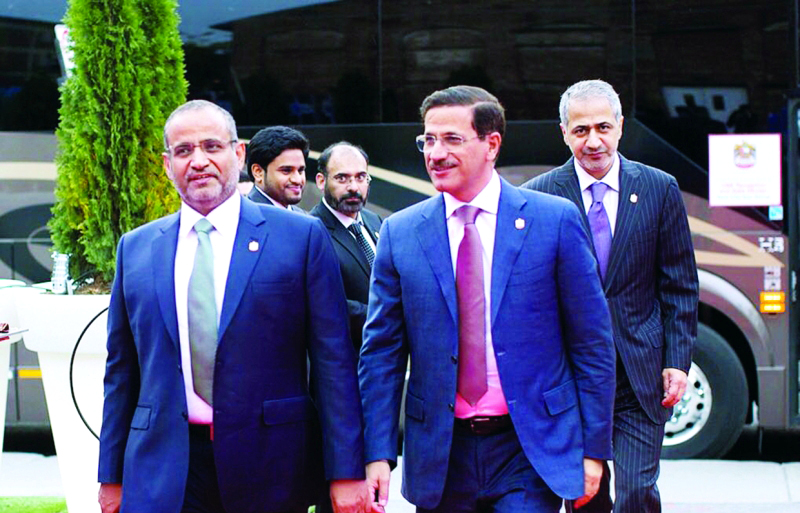 "■ المنصوري والسويدي في استقبال الضيوف"