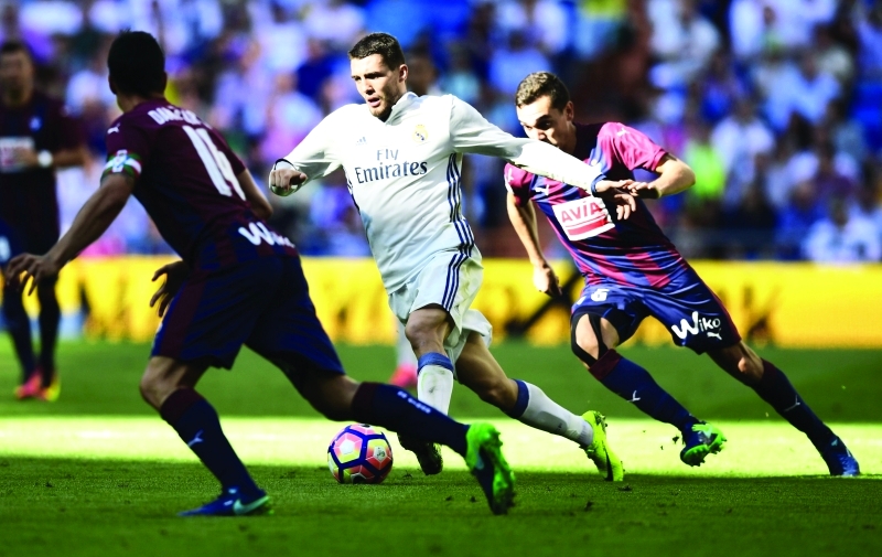 "■ جانب من لقاء ريال مدريد وإيبار| أ ف ب"
