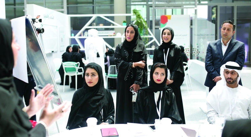 "Ⅶ منى المري  خلال الاستماع لمناقشات الشباب"