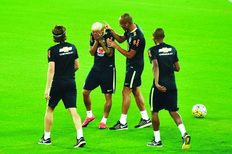"■ جانب من تحضيرات البرازيل لمواجهة بوليفيا | أ ف ب"