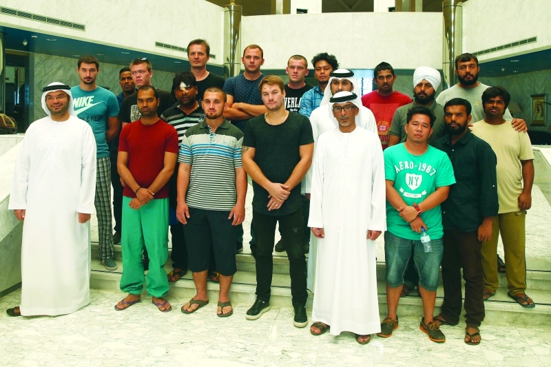 "■ طاقم السفينة التي تعرضت للقصف ومسؤولو شركة الجرافات البحرية الوطنية المستأجرة منها السفينة | البيان"