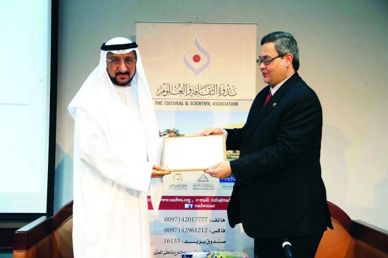 "■ سلطان صقر السويدي يكرم عاطف منصور"