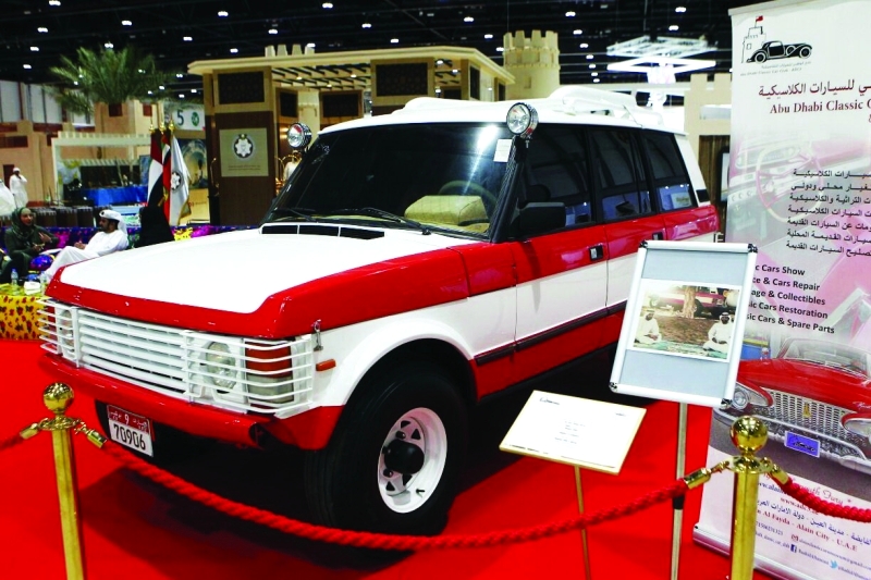 "■ «رينج روفر» صنع 1988 خاصة بالمقناص والرحلات البرية لرئيس الدولة"