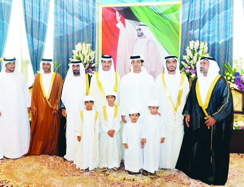 "■ منصور بن زايد متوسطاً العريس وأحمد الزعابي"