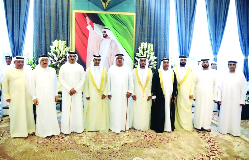 "■ سلطان بن خليفة يتوسط الحضور"