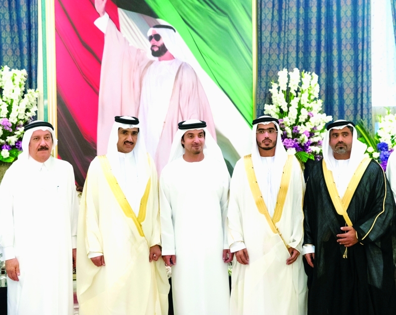"■ هزاع بن زايد مع العريس بحضور أحمد الزعابي"