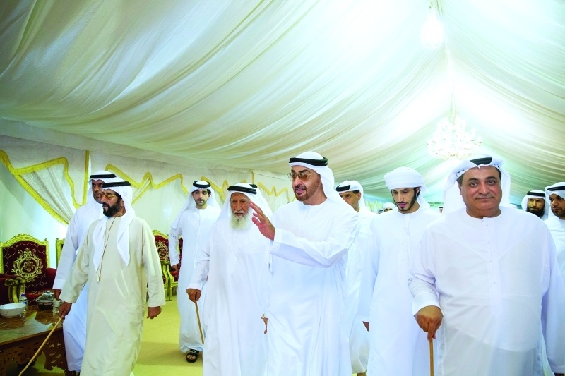 "محمد بن زايد أثناء العزاء يرافقه طحنون بن محمد وهزاع بن طحنون"