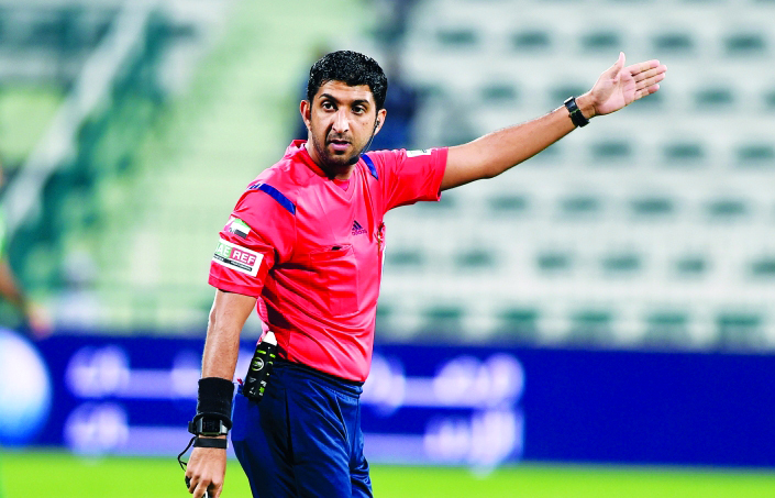 "Ⅶ محمد عبدالله خلال تحكيم إحدى المباريات"