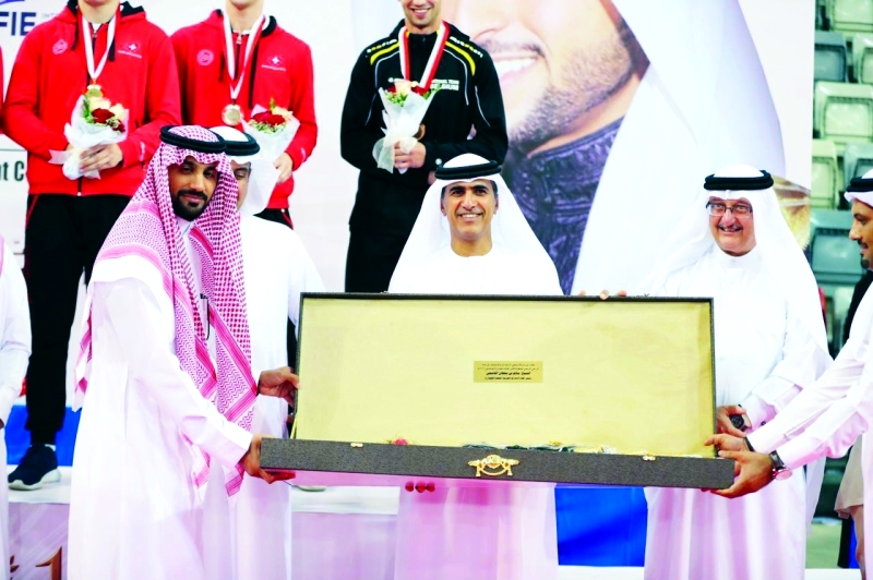 "■ سالم القاسمي يتلقى تكريم الاتحاد البحريني للمبارزة | البيان"