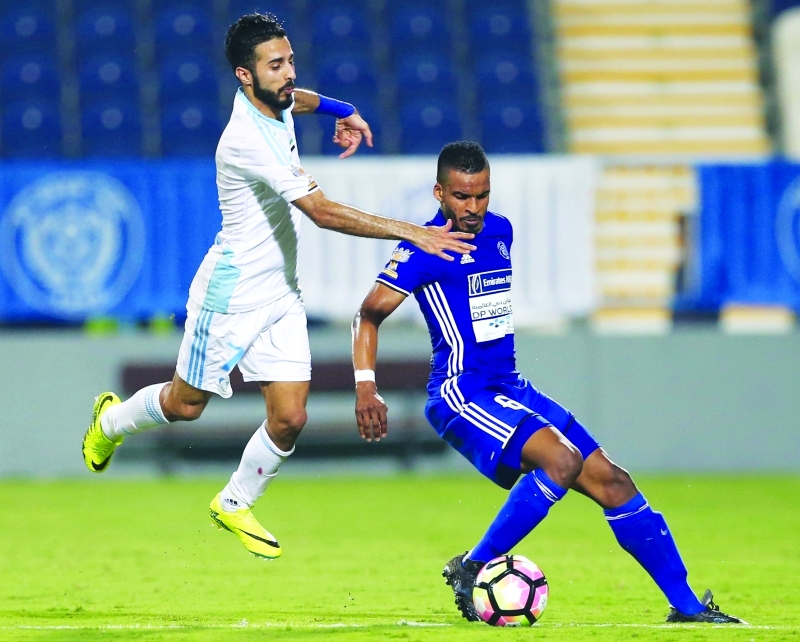"محمود خميس لاعب النصر يحاول السيطرة على الكرة البيان"