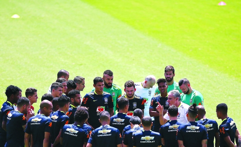 "■ تيتي مدرب البرازيل يشرح للاعبيه خلال تدريبات السامبا الأخيرة | إ ب ا"