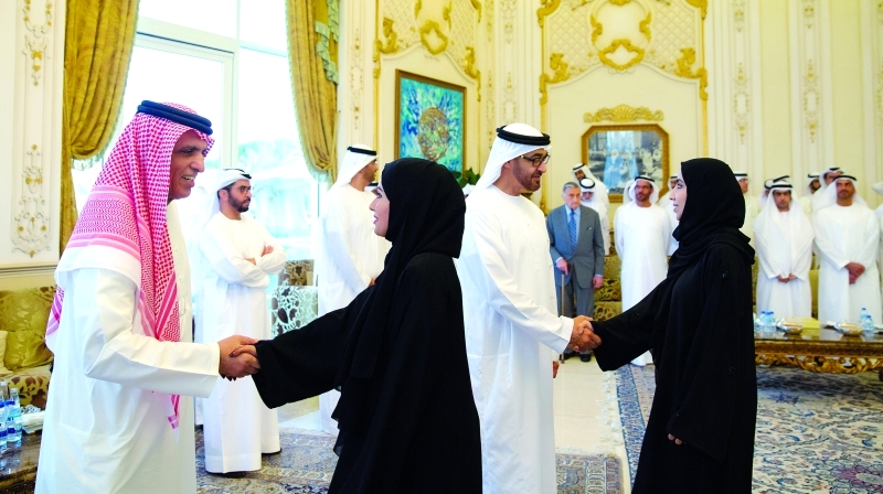 "■ محمد بن زايد وسعود بن صقر يصافحان الخريجات بحضور حمدان بن زايد"