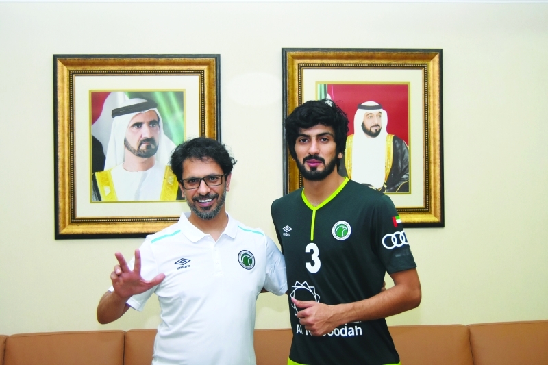 "■ محمد المري مع عايض بعد تجديد التعاقد"