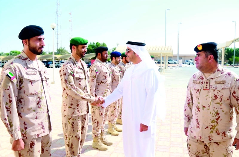 "■ سموه يصافح عدداً من الضباط خلال الزيارة"