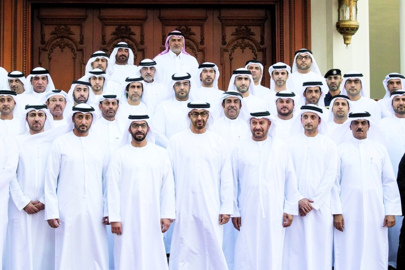 "■ محمد بن زايد وحمدان بن زايد يتوسطان أعضاء وفد الجمارك"