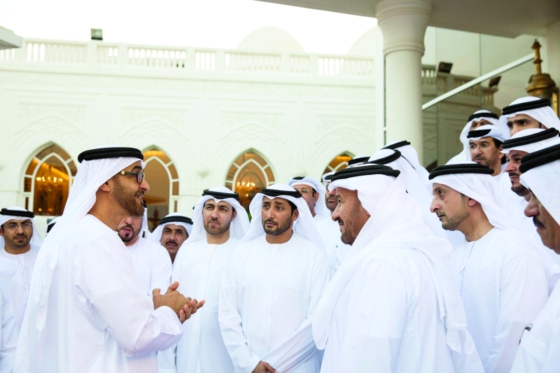 "سموه متحدثاً إلى وفد الجمارك بحضور علي الكعبي"