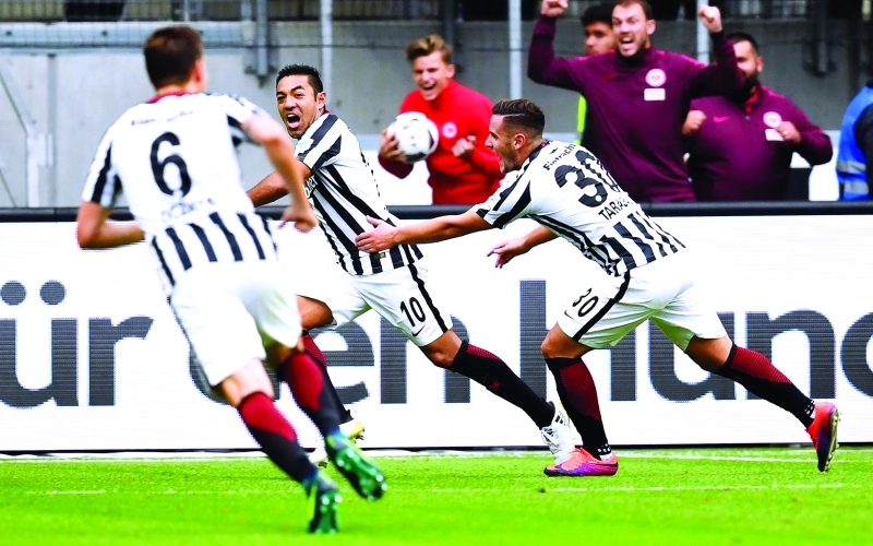 "■ ماركو فابيان يطير فرحاً بعد تسجيله هدف تعادل فرانكفورت الثاني | إي بي أيه"