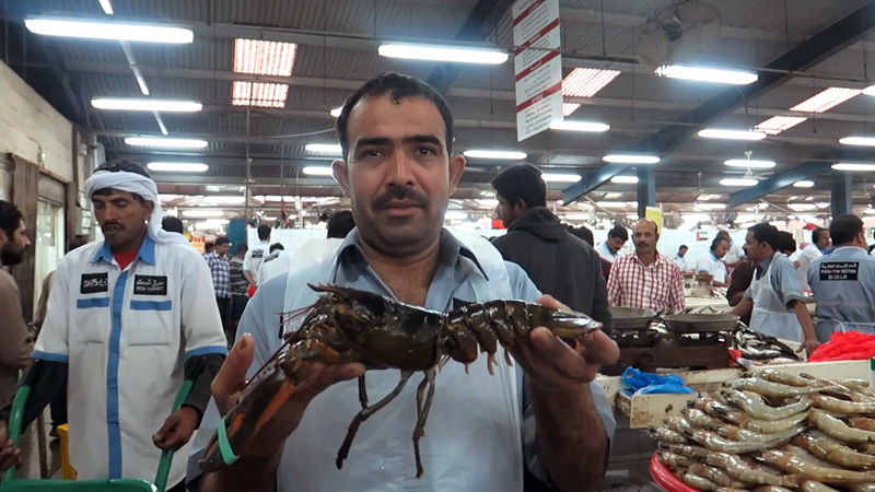 كبار السن في سوق سمك "ديرة" خبرة معجونة بروائح البحر