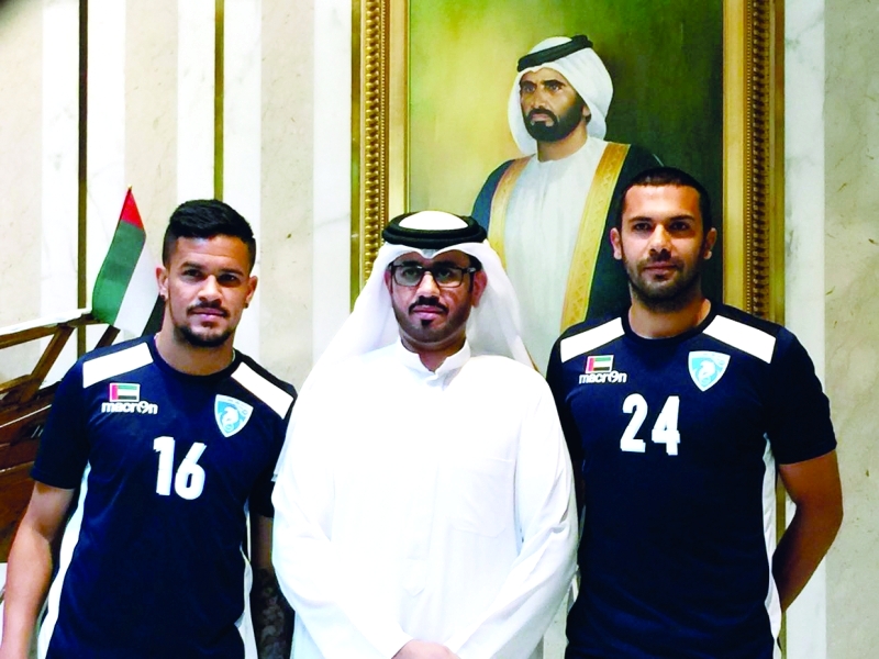 "■ أحمد سعيد البدواوي يتوسط نيكولاي وباستوس بعد التعاقد | البيان"