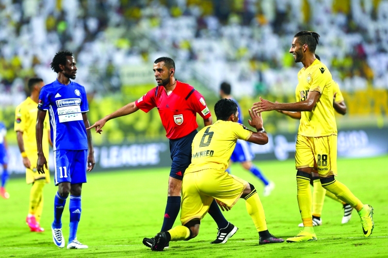 "■ جدل بشأن قرارات التحكيم في مباراة الوصل والنصر | تصوير: ناصر بابو"