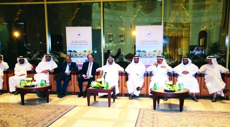 "الأديب محمد المر يتوسط سلطان صقر السويدي وعلي عبيد الهاملي والروائي ناصر عراق - من المصدر"