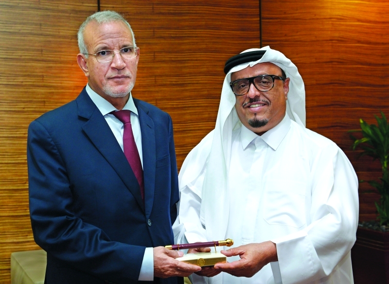 ضاحي خلفان يستقبل السفير الموريتاني