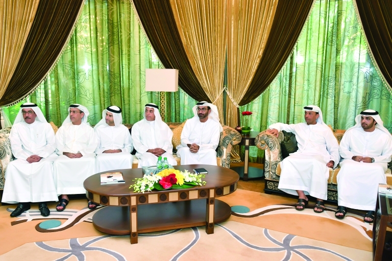 "■ عبد الله غباش وعبد الرحمن آل صالح وأحمد بن بيات وهشام القاسم وسعيد بن ملهوف وعمر الفلاسي خلال اللقاء"