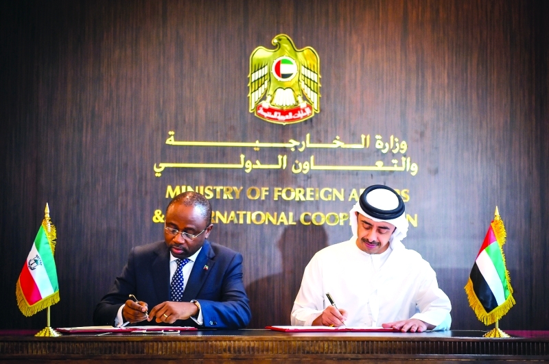 " سموه يوقع على إحدى اتفاقيات التعاون بين البلدين"