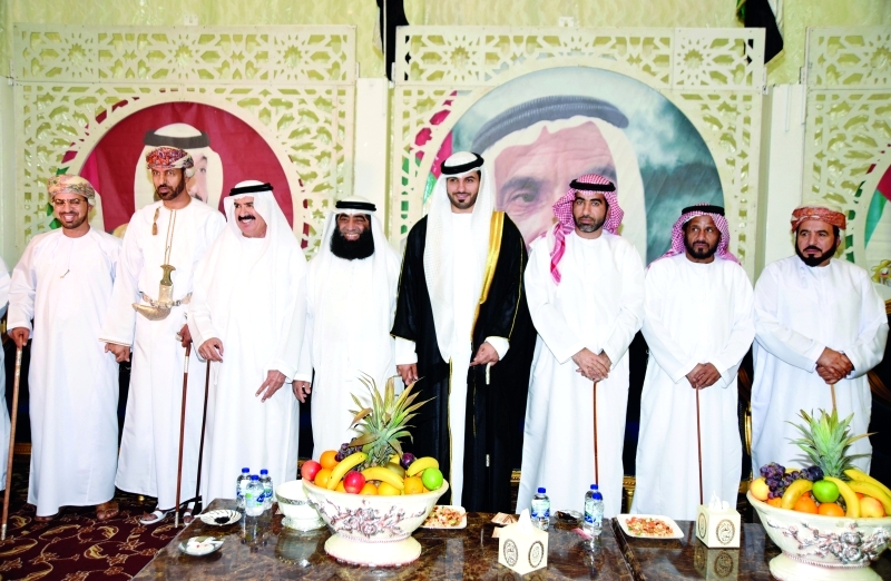 "العريس طارق البادي مع والده وعدد من الحضور"