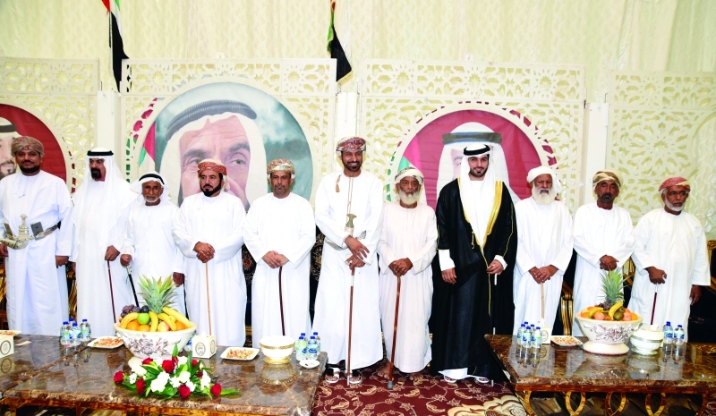 "العريس طارق البادي مع سالم النيادي ووالده ووالد العروس وعدد من الحضور"