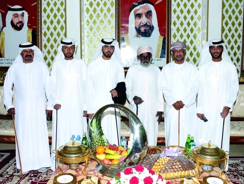 "العريس وجانب من المدعوين"