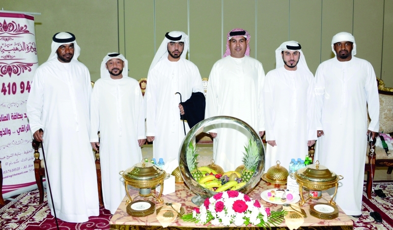 "عدد من المهنئين مع العريس ووالده"