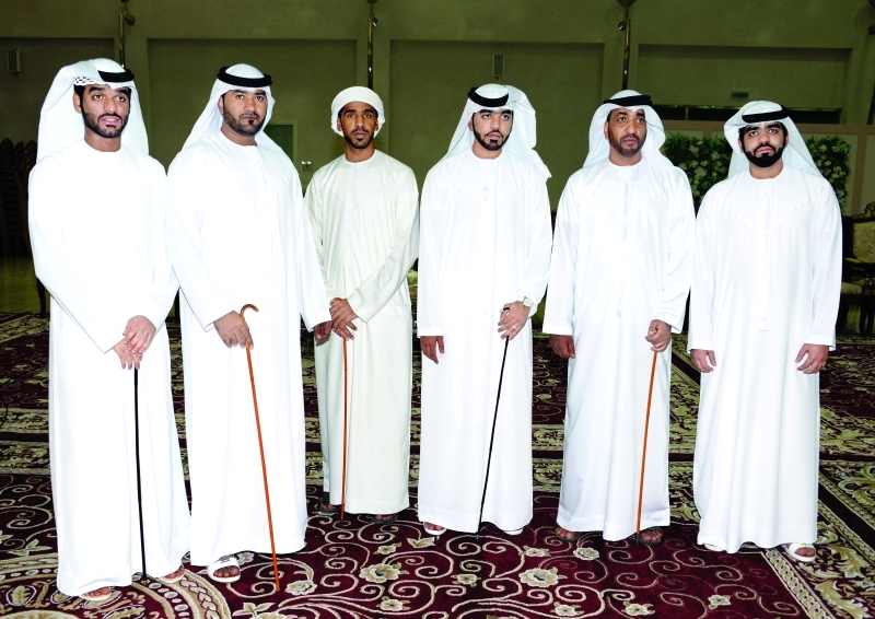 "العريس يتوسط عدداً من الأهل"