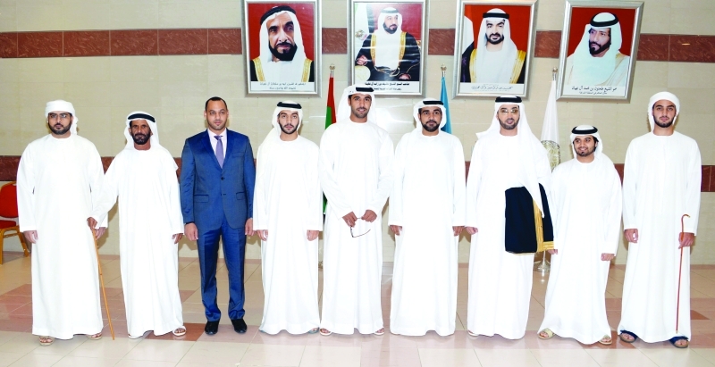 "العريس يتوسط عدداً من الأصدقاء"