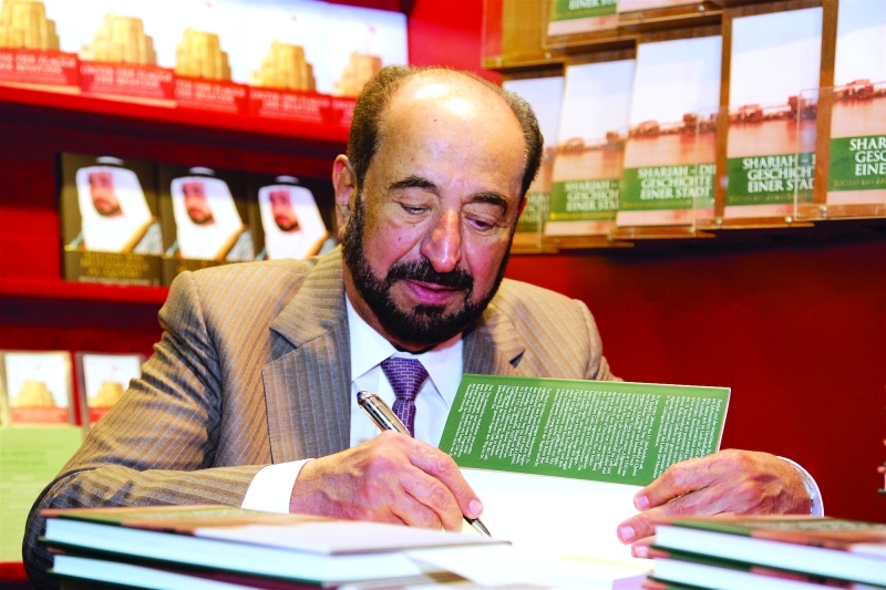 "سلطان القاسمي يوقع «سيرة مدينة » | البيان"