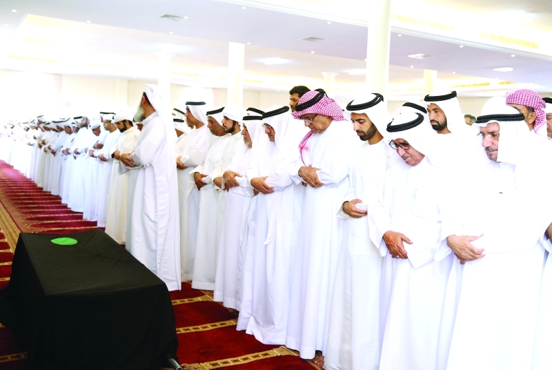"■ محمد بن سعود أثناء صلاة الجنازة على جثمان الفقيدة"