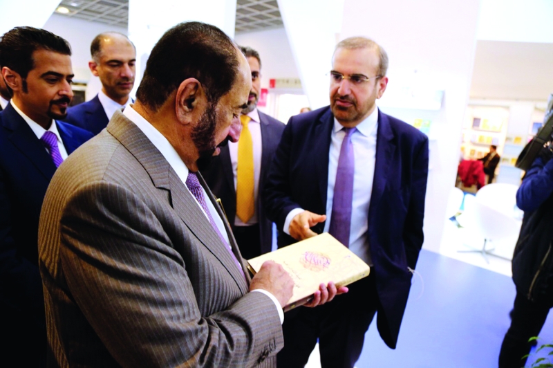 "سموه يتلقى موسوعة السرد العربي من بن حويرب في جناح المؤسسة"