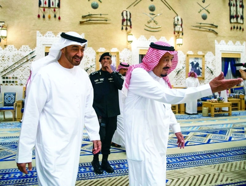 "خادم الحرمين مستقبلاً محمد بن زايد في قصر العوجا"