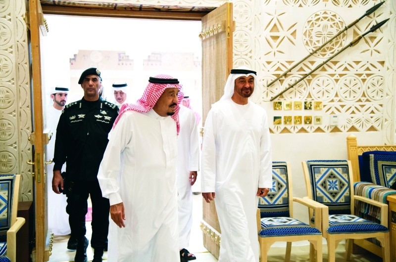 "سلمان بن عبد العزيز لدى استقباله محمد بن زايد بحضور حمدان بن محمد"