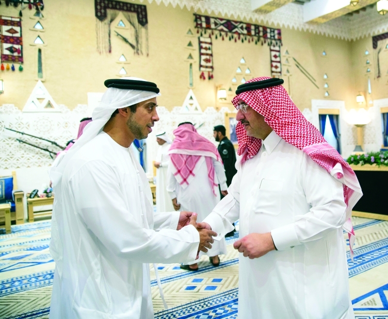 "منصور بن زايد يصافح محمد بن نايف"