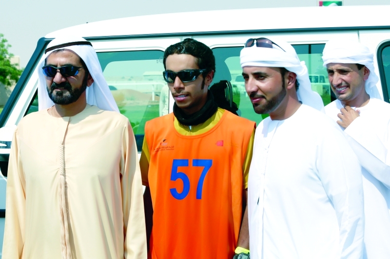 "محمد بن راشد وسلطان السبوسي وبطل كأس الوصل سالم الكتبي | تصوير: موهان"