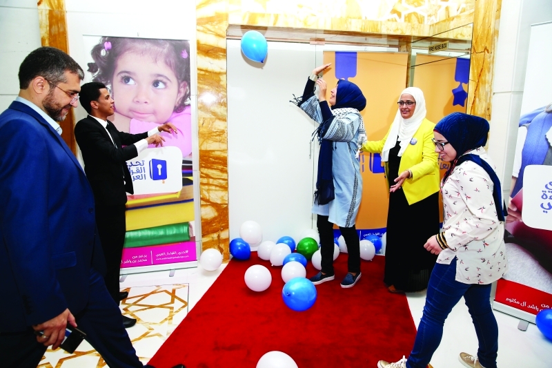 "الطلاب يلعبون بالبالونات لإضفاء أجواء من المرح"