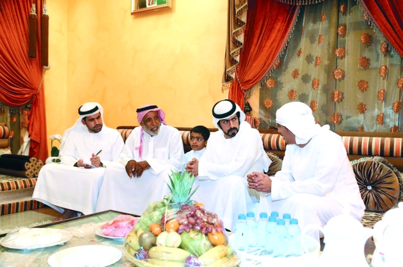 "خليفة بن طحنون خلال زيارة أسر شهداء الوطن   |   وام"