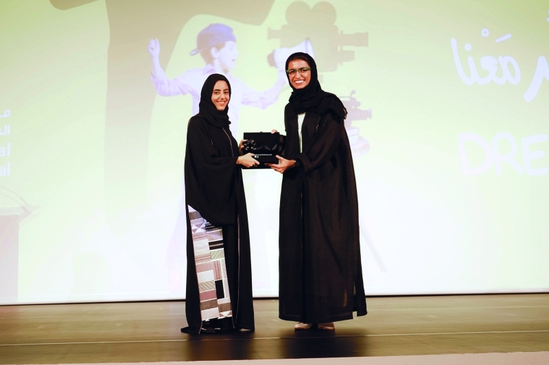 "■ جواهر القاسمي تكرم نورة الكعبي"