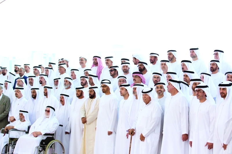 "■ سموه يتوسط عدداً من أعضاء حكومة أبوظبي بحضور طحنون بن محمد وهزاع وذياب بن زايد ونهيان بن مبارك وسلطان بن خليفة وكبار الشخصيات"