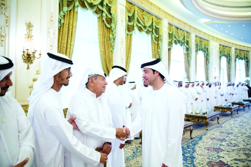 "■ هزاع بن زايد مصافحاً موظفي حكومة أبوظبي"