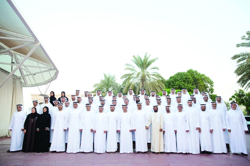 "■ محمد بن زايد يتوسط عدداً من أعضاء حكومة أبوظبي بحضور طحنون بن محمد وهزاع بن زايد وعدد من كبار الشخصيات"