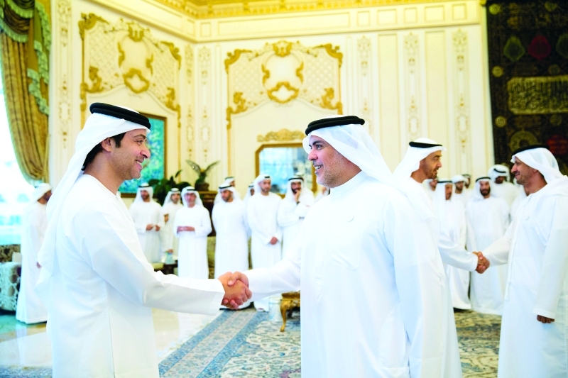"■ ولي عهد أبوظبي وهزاع بن زايد يرحبان بأعضاء الحكومة السابقين والحاليين"